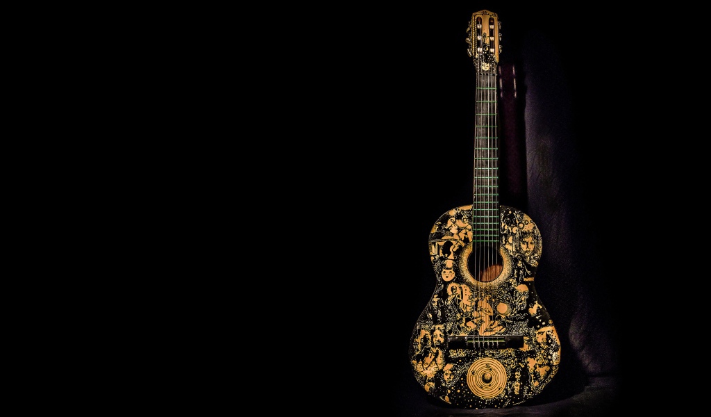 Красивая гитара с рисунком на черном фоне