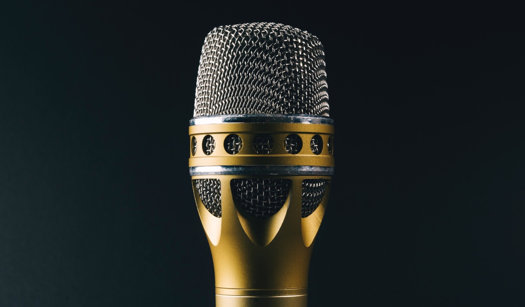 Красивый профессиональный микрофон на черном фоне 