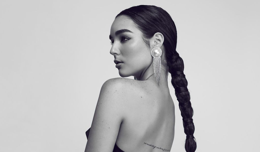 Красивая певица Индиана Массара на сером фоне