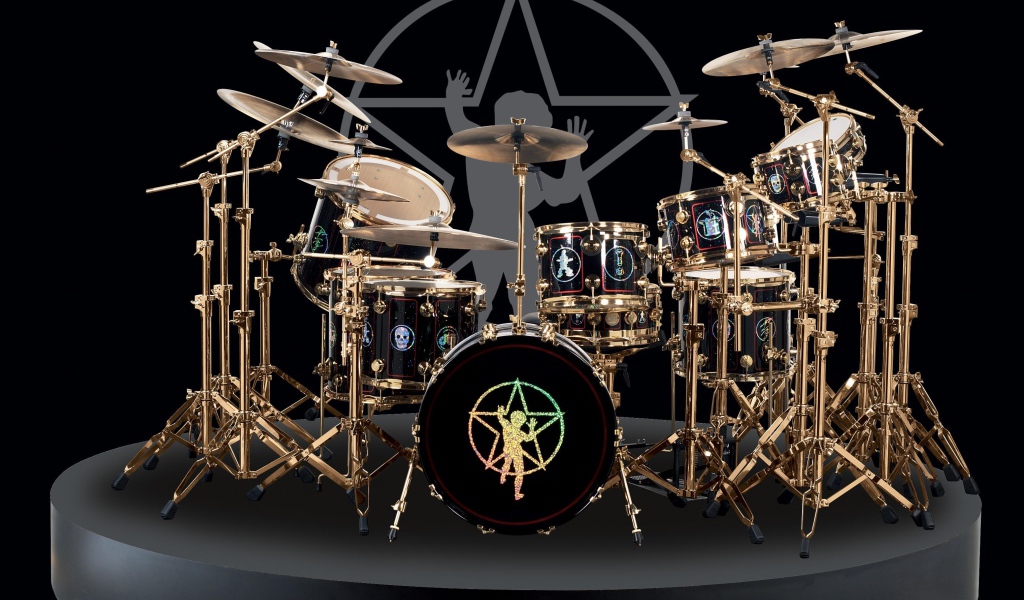Большая барабанная установка на черном фоне