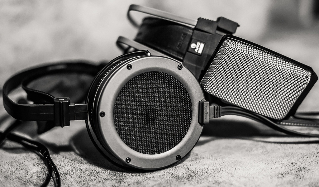 Черные наушники и студийный микрофон