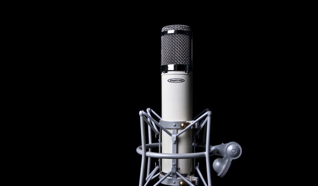 Конденсаторный микрофон на черном фоне