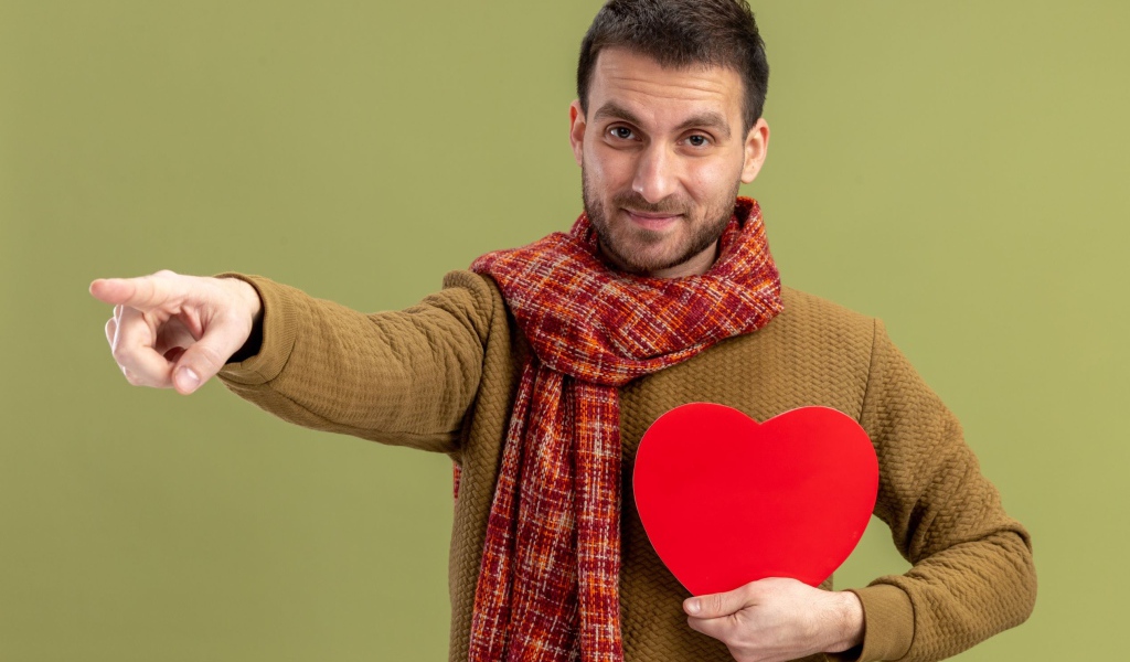 Мужчина с красным сердцем в руке 