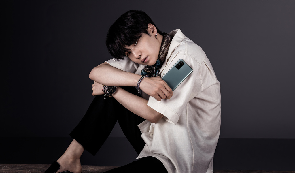 Участник группы BTS Suga на сером фоне