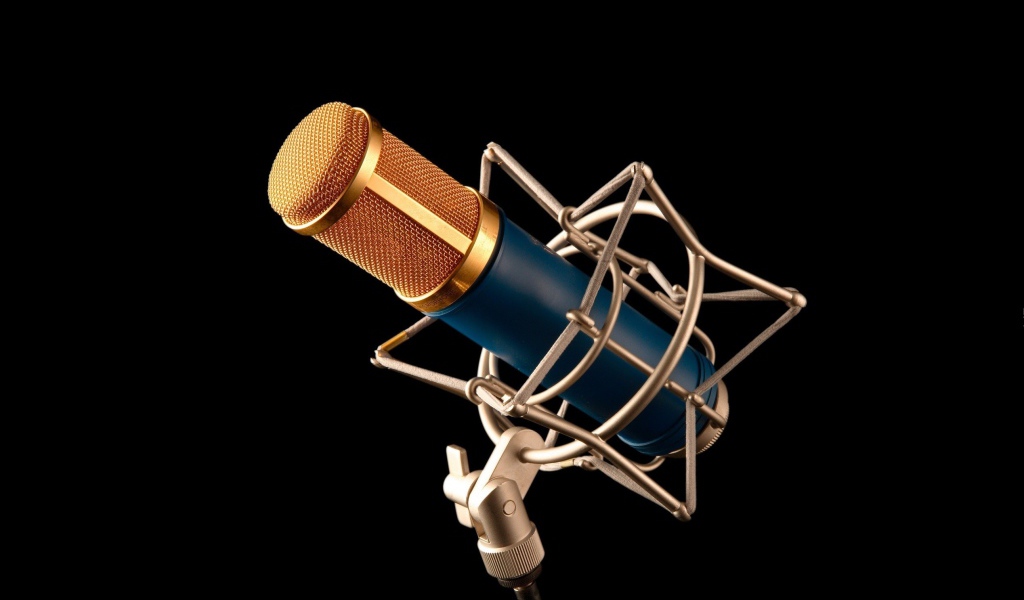 Микрофон на стойке на черном фоне 