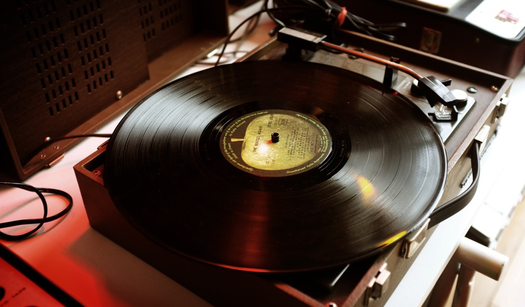 Старый проигрыватель для пластинок