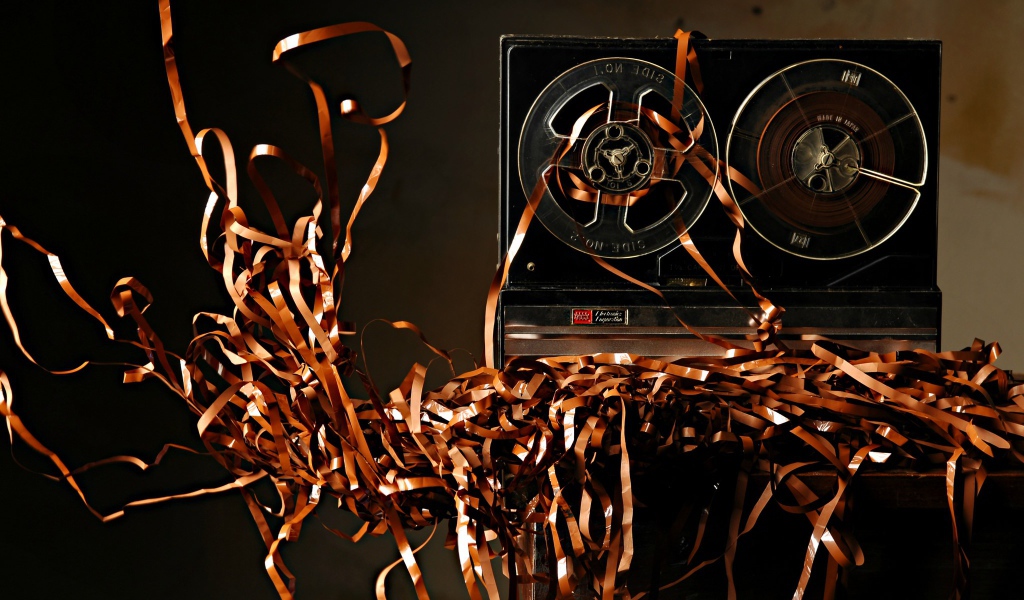 Старый бобинный магнитофон с лентой