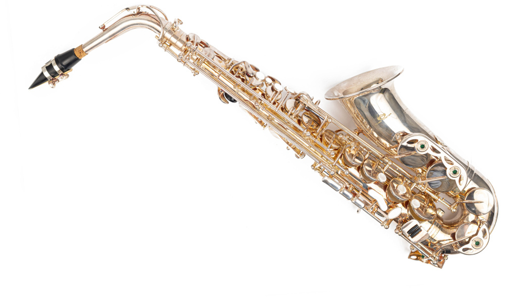 Саксофон на белом фоне крупным планом 