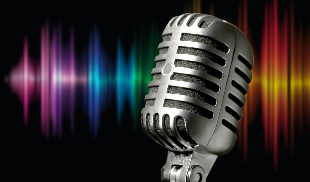 Серебряный микрофон Shure 55s  на ярком фоне