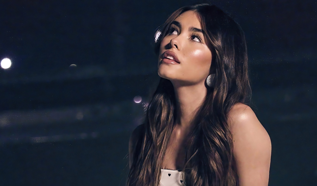 Певица Мэдисон Бир смотрит в сторону