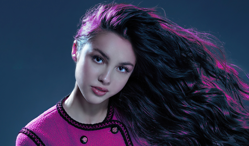 Длинные волосы у певицы Оливия Родриго