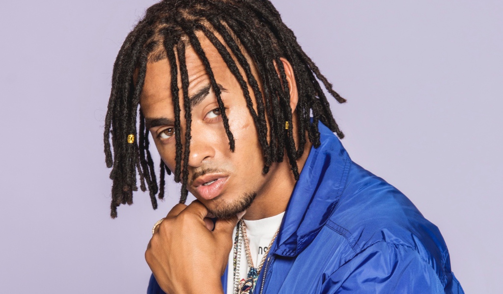 Певец Осуна на сером фоне