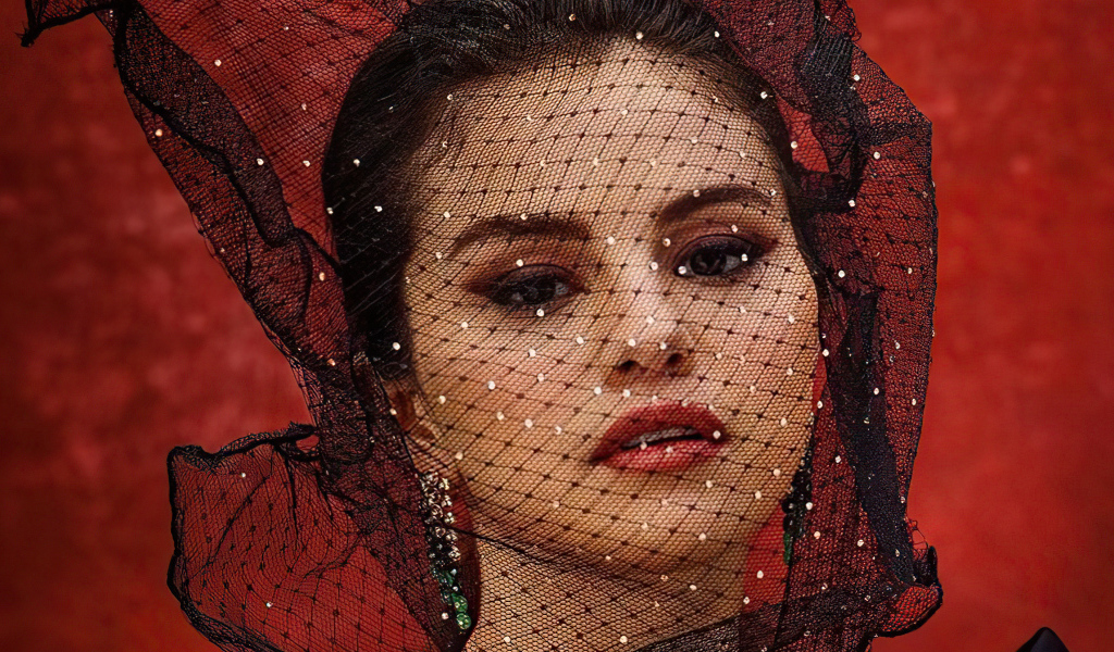 Певица Селена Гомес с вуалью на лице