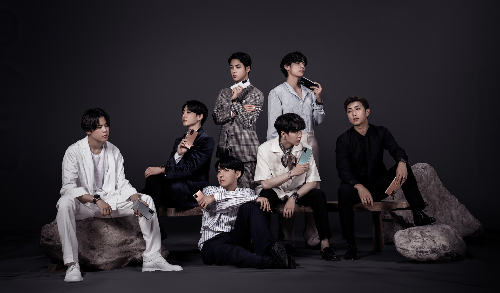 Южнокорейский бенд BTS с телефонами самсунг