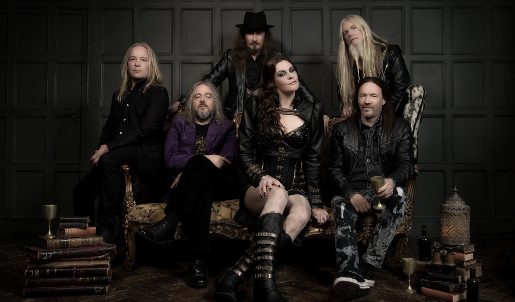 Состав группы Nightwish сидит на диване