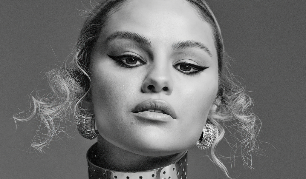 Лицо певицы Селена Гомес на сером фоне