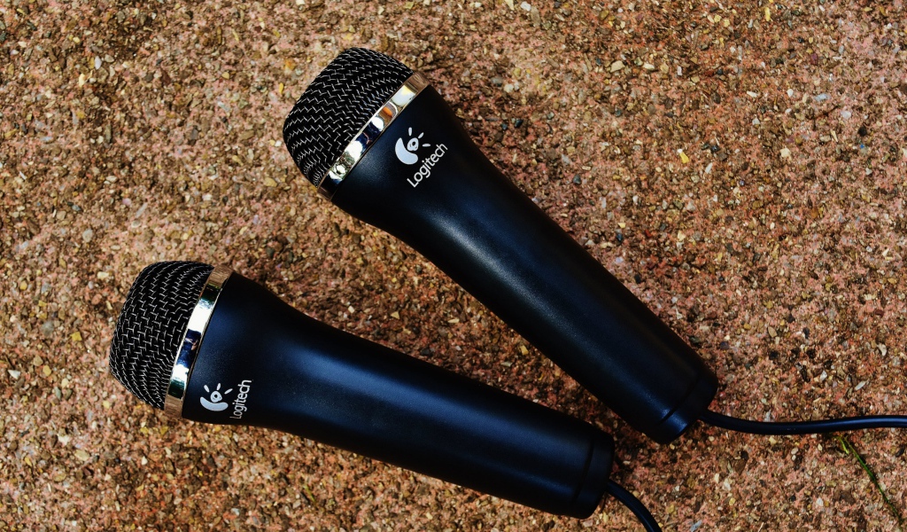 Два микрофона logitech на асфальте 