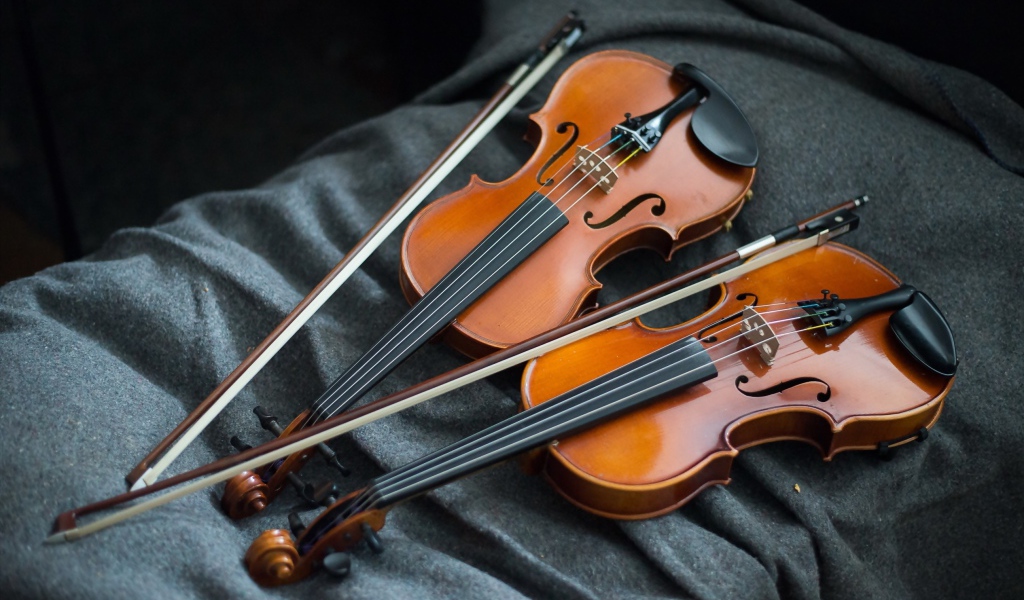 Две деревянные скрипки на ткани 