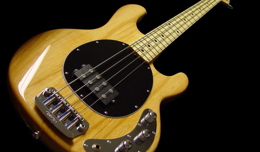 Деревянная гитара с толстыми струнами на черном фоне 