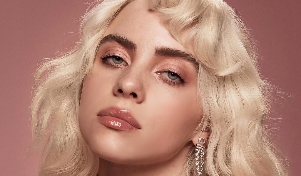 Молодая блондинка Билли Айлиш лицо на розовом фоне