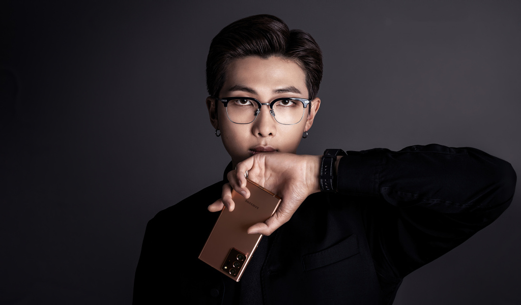 Молодой парень Rm участник группы BTS с телефоном