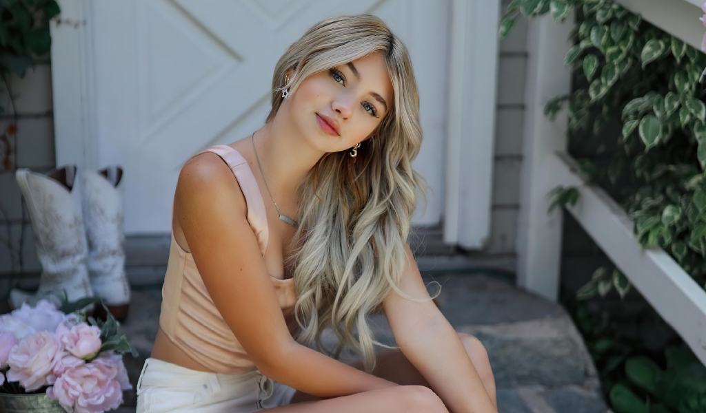 Молодая девушка певица Сисили Роуз