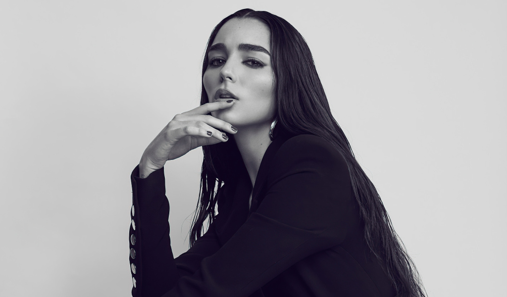 Молодая певица Индиана Массара в черном наряде
