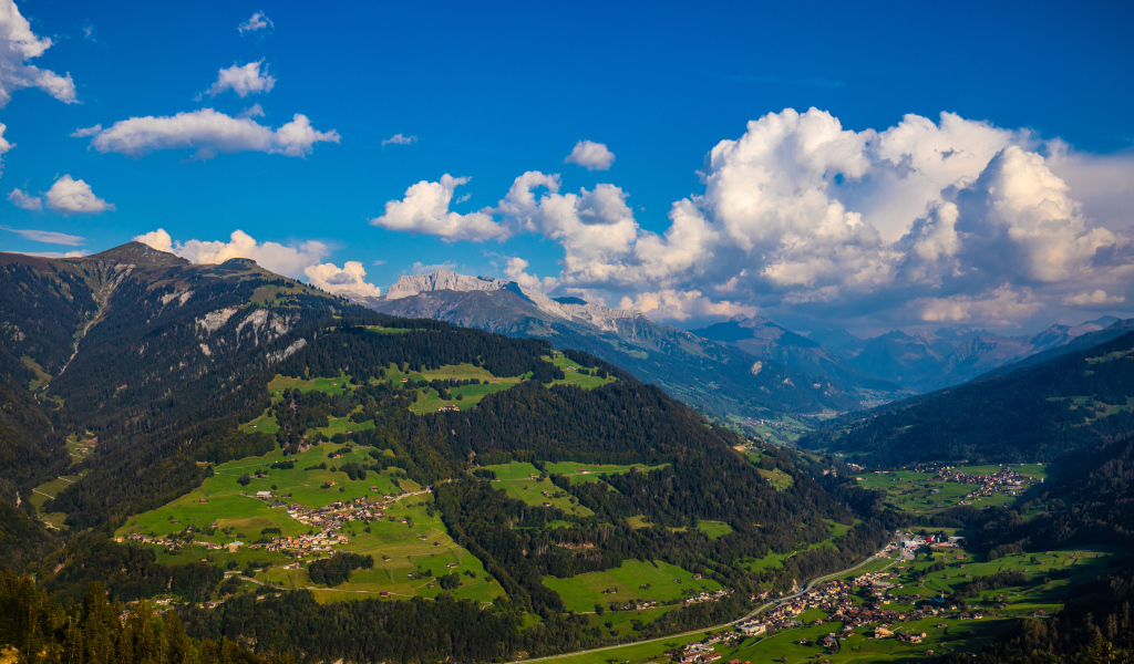 Красивый вид на гору под голубым небом с голубыми облаками 