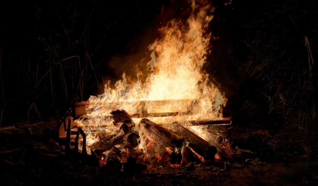 Большой костер с дровами ночью