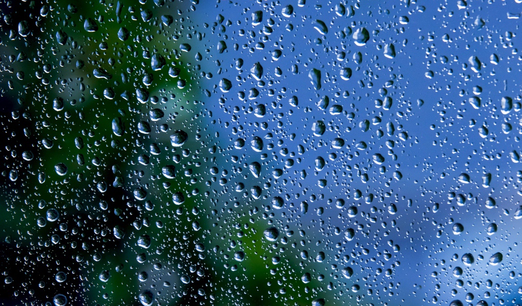 Голубое стекло с каплями дождя