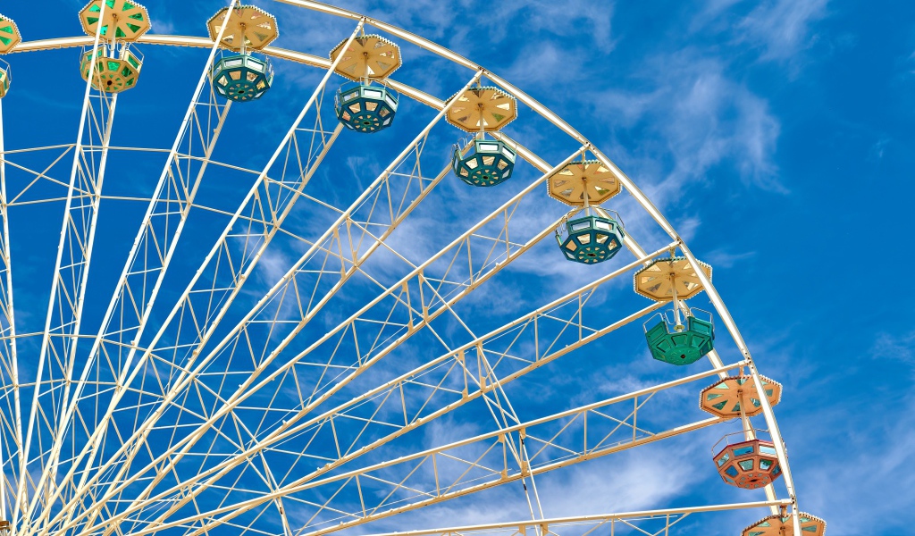 Колесо обозрения на фоне голубого неба