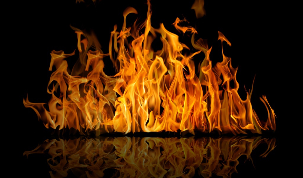 Горячий огонь отражается в черной поверхности