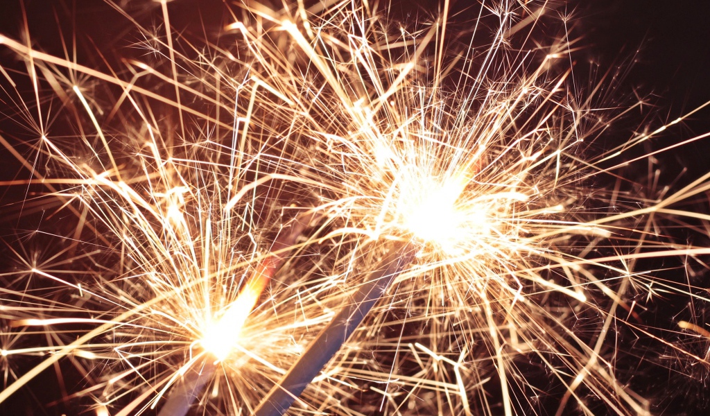 Зажженные бенгальские огни крупным планом 