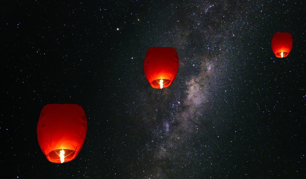 Зажженные китайские фонарики в небе 