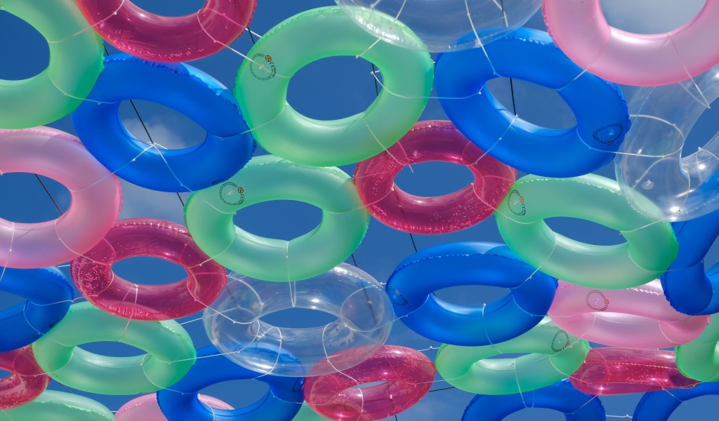 Много разноцветных надувных кругом в небе 