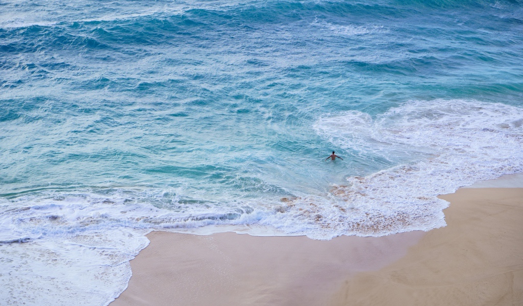 Чистый пляж с белыми морскими волнами на песке