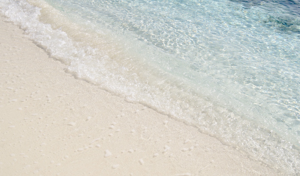 Чистая вода на белом морском песке