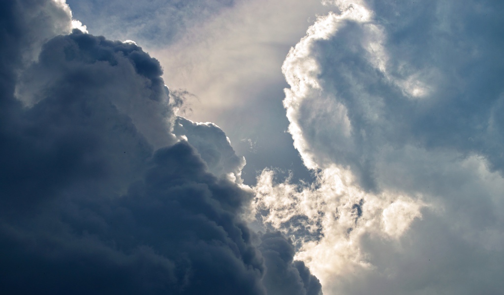 Солнце пробивается сквозь густые белые облака