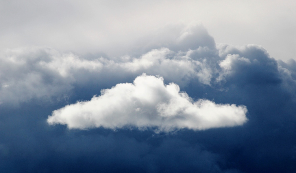 Белые облака в грозовом небе 