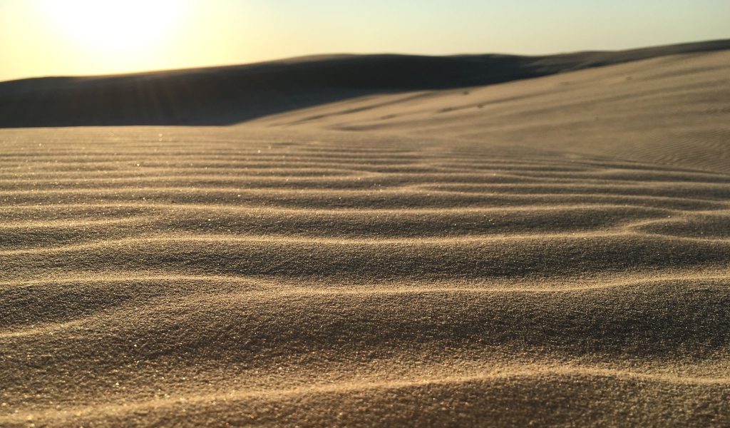 Золотистый песок в пустыне волнами