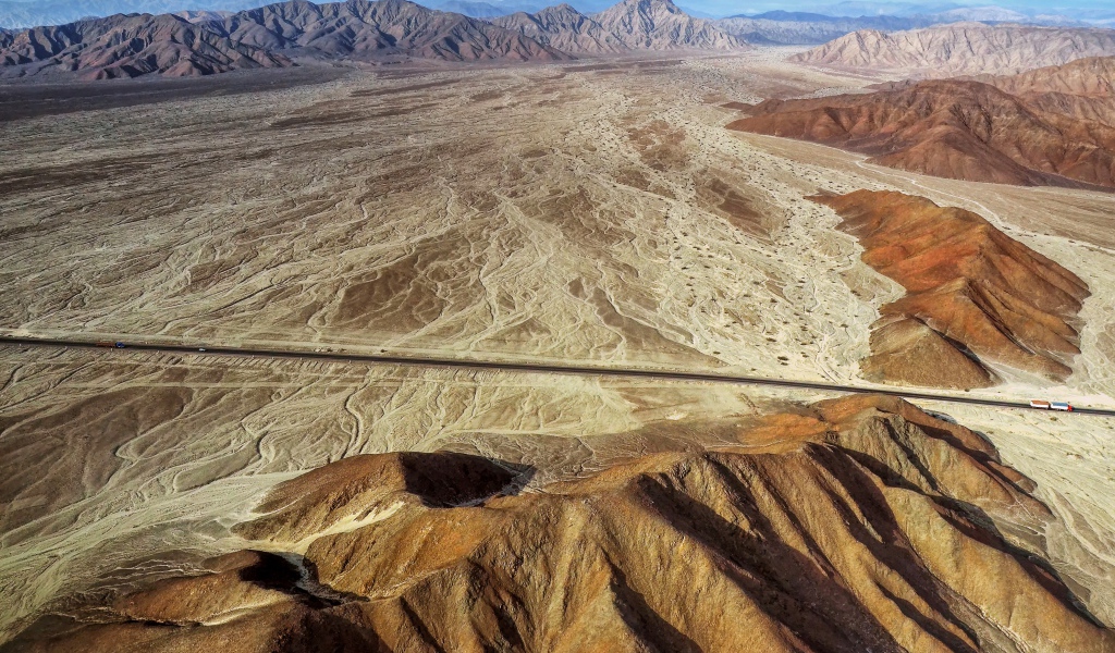 Вид на дорогу через пустыню 