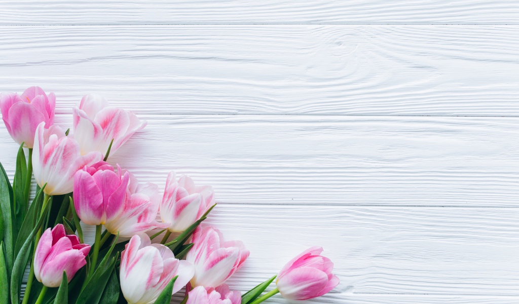 Красивый букет розовых тюльпанов на столе