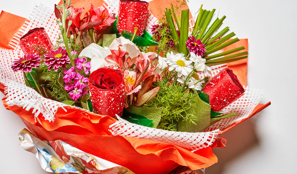 Красивый букет с разными цветами на сером фоне 