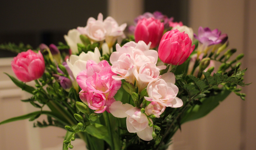 Красивый нежный весенний букет в вазе