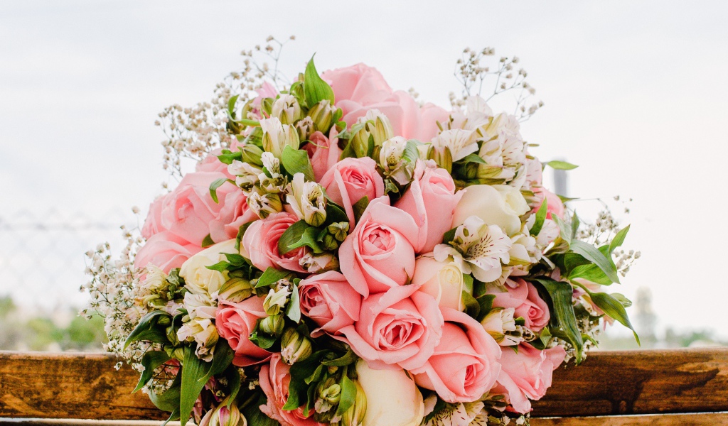 Красивый розовый свадебный букет