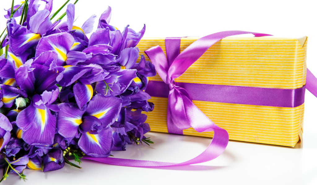 Букет цветов ириса на столе с подарком