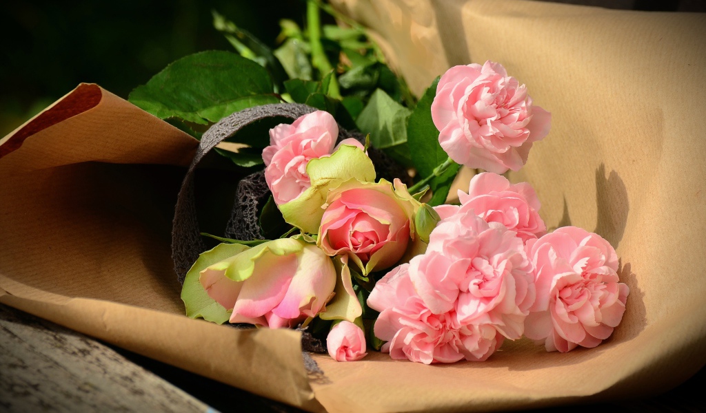 Букет розовых роз в бумаге