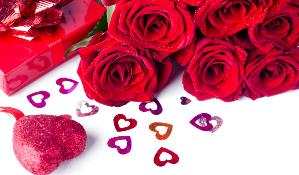 Букет красных роз с сердечками на белом фоне