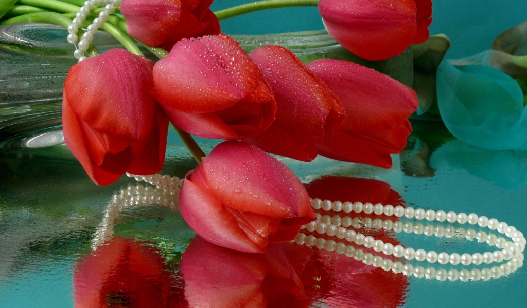 Букет красных тюльпанов и жемчужные бусы