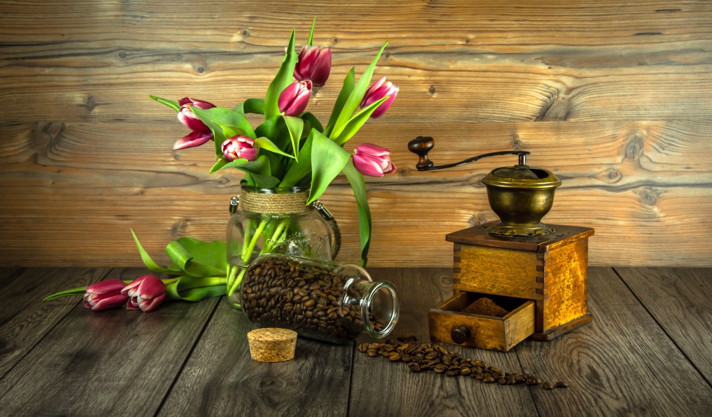 Букет тюльпанов на столе с кофе